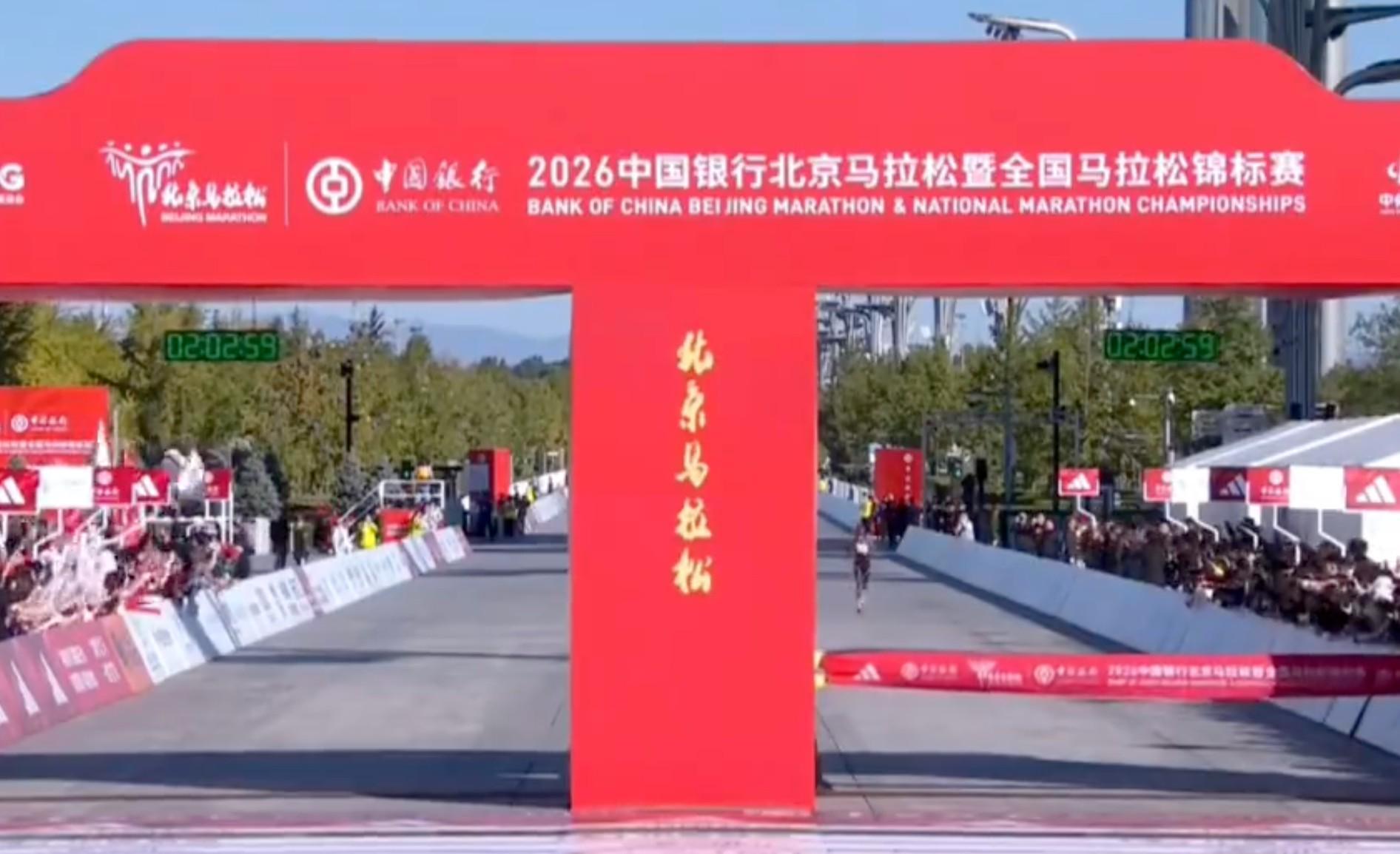 北京马拉松赛会纪录大幅缩短，奥运冠军托拉2小时3分10秒冲线